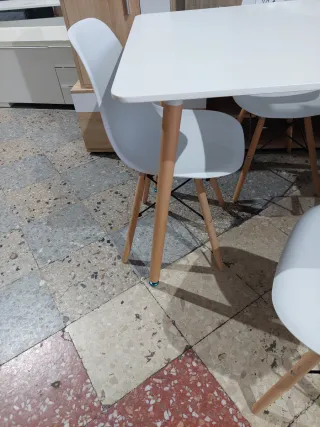 Mesa de cocina blanca con 4 sillas