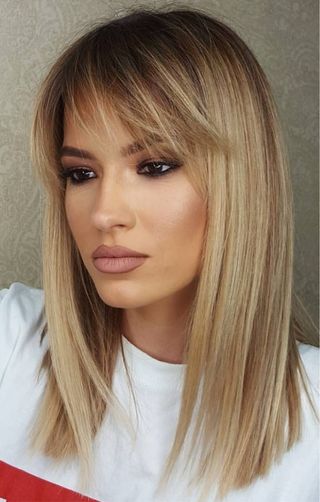 Preciosa peluca rubia recta y lisa