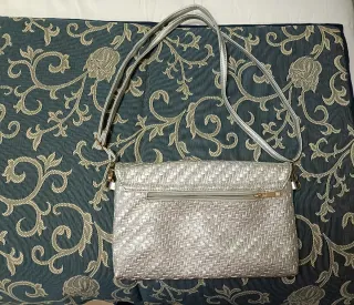 Bolso de fiesta plateado elegante