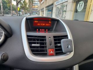Peugeot 207 + 1.4i 75cv