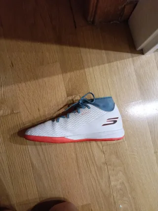 Botas fútbol sala Skechers niño T36