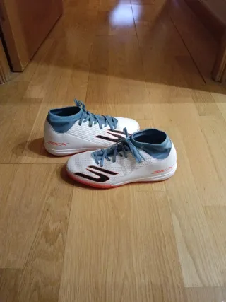 Botas fútbol sala Skechers niño T36