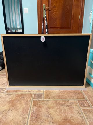 Pizarra negra con marco de madera