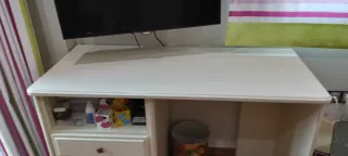 Escritorio de madera blanco y estantería