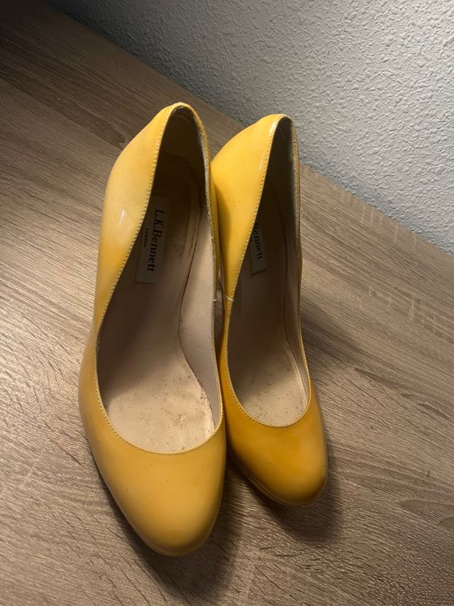 Tacones L.K. Bennett Mostaza