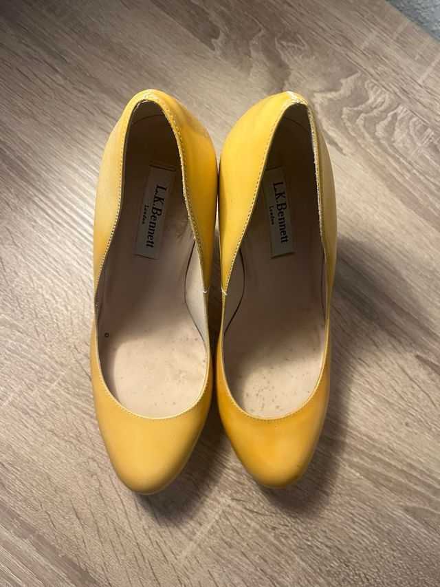 Tacones L.K. Bennett Mostaza