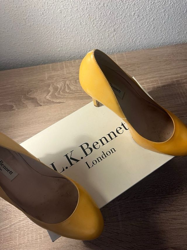 Tacones L.K. Bennett Mostaza
