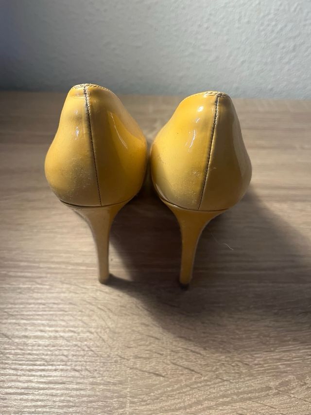 Tacones L.K. Bennett Mostaza