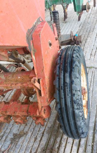 Sembradora 2,30 metros y 15 botas.