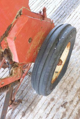 Sembradora 2,30 metros y 15 botas.