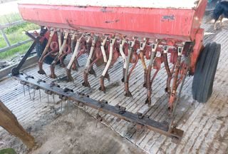 Sembradora 2,30 metros y 15 botas.