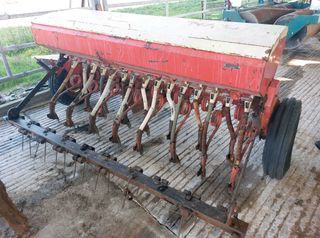 Sembradora 2,30 metros y 15 botas.