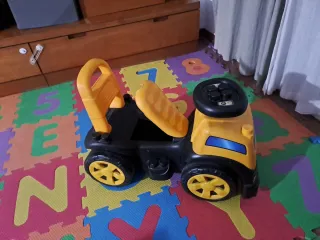 Cochecito infantil amarillo y negro