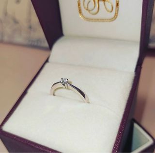 Anillo solitario de oro blanco con diamante