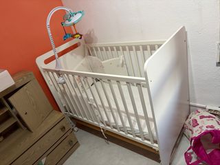 Cuna blanca con móvil