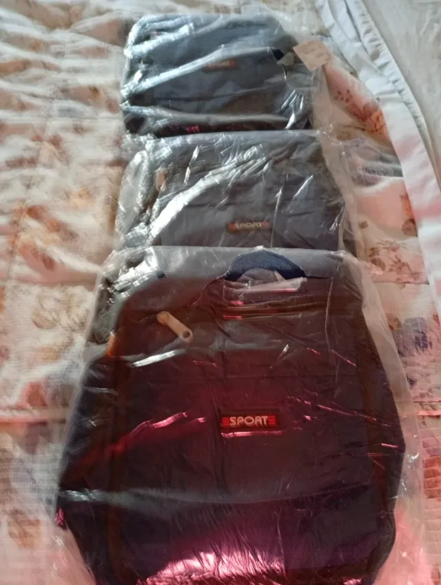 Riñonera de hombro negra y gris