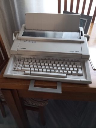 Máquina de escribir Olivetti Lettera E515