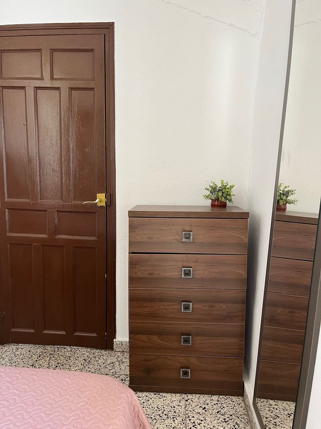 Quarto completo: guarda-roupa, cabeceira, cômoda
