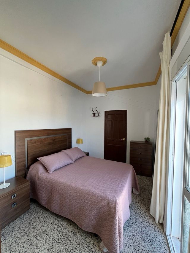 Quarto completo: guarda-roupa, cabeceira, cômoda