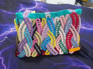 Bolso tejido a mano con anillas