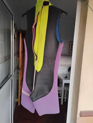 Traje neopreno corto morado y negro