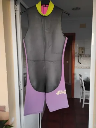 Traje neopreno corto morado y negro