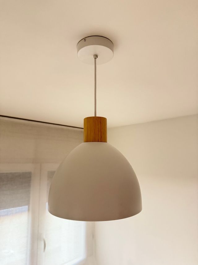 Lámpara colgante blanca y madera