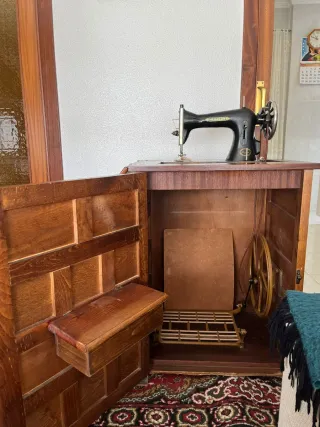 Máquina de coser antigua de colección