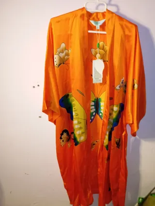 Bata de seda naranja con mariposas