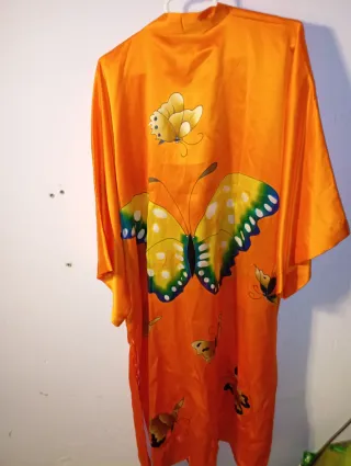 Bata de seda naranja con mariposas