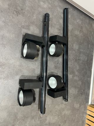 LÁMPARAS de carril negros  uno de 85 cm el otro 10