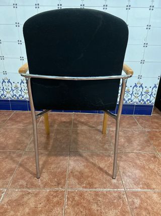 Silla negra con brazos de madera