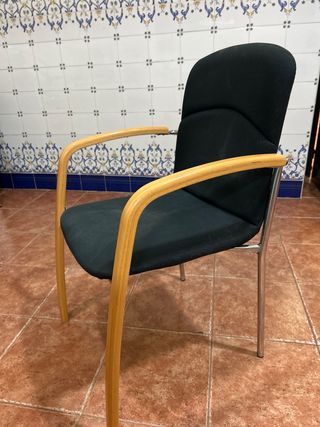 Silla negra con brazos de madera