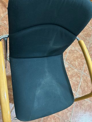 Silla negra con brazos de madera