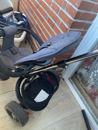 Triciclo infantil con asiento y manillar