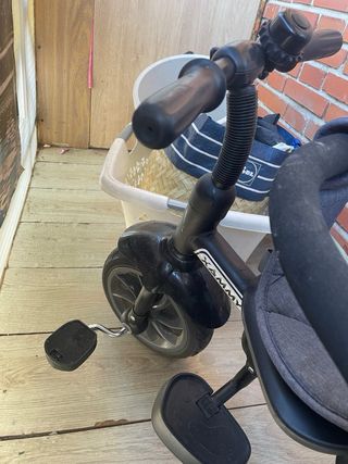 Triciclo infantil con asiento y manillar