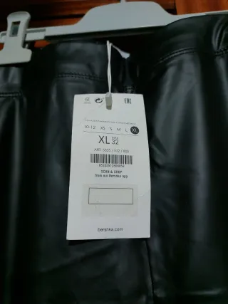 Pantalón negro brillante