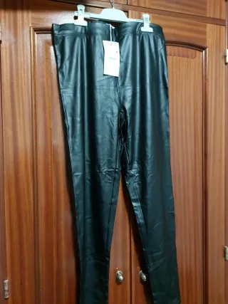 Pantalón negro brillante