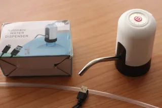 Dispensador agua automático.