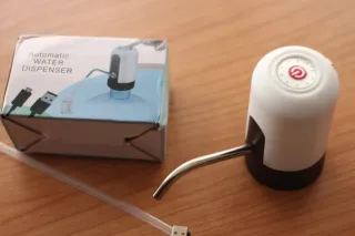 Dispensador agua automático.
