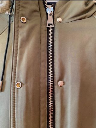 Cazadora capucha Bershka verde militar