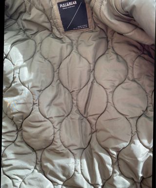 Cazadora capucha Bershka verde militar