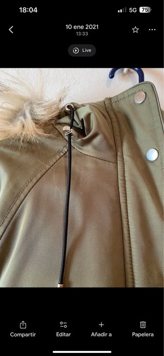 Cazadora capucha Bershka verde militar