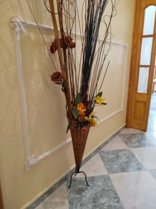 Decorazione per corridoio in vimini con fiori secchi