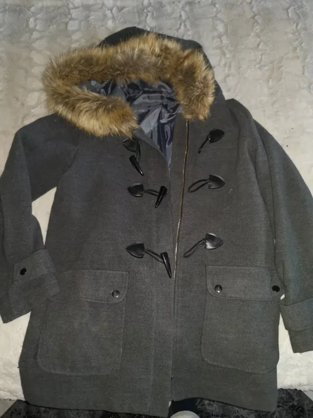 Abrigo gris con capucha y pelo