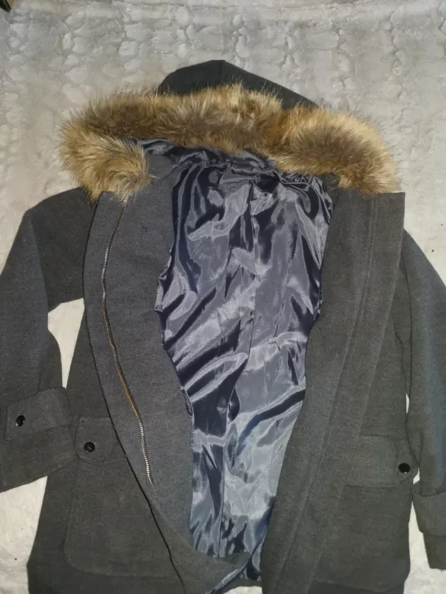 Abrigo gris con capucha y pelo
