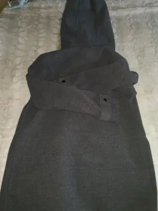 Abrigo gris con capucha y pelo