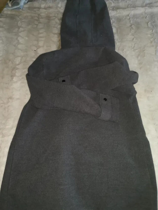 Abrigo gris con capucha y pelo