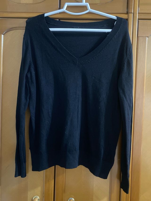 Camiseta manga larga negra cuello pico