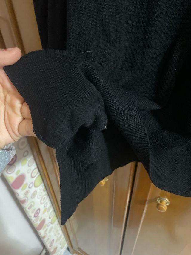 Camiseta manga larga negra cuello pico